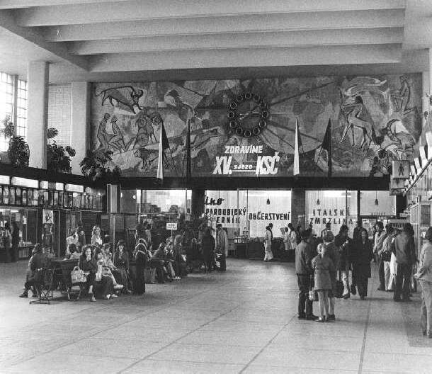 Interiér pardubického nádraží s pohledem na mozaiku Jaroslava Moravce z roku 1976