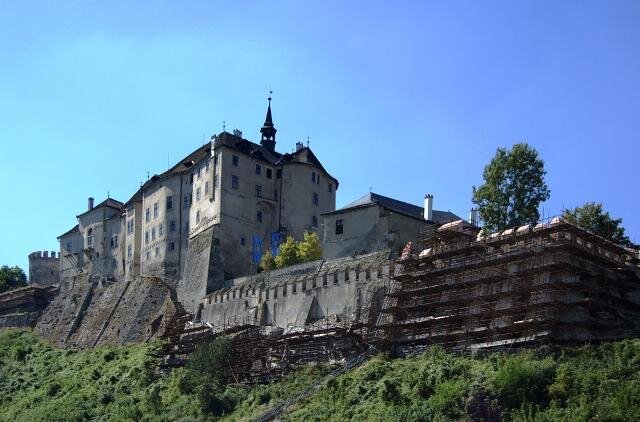 Společnost MC - Bauchemie realizovala velkoplošné vzorky v rámci rekonstrukce hradu Český Šternberk.