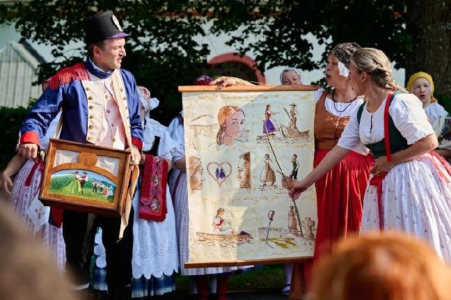 Folklorní soubor Horačky na návsi v Letařovicích
