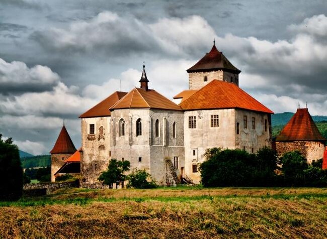 Na Švihově je také k vidění výstava Za tajemstvím Popelčina střevíčku, která připomíná tamní natáčení pohádky Tři oříšky pro Popelku.