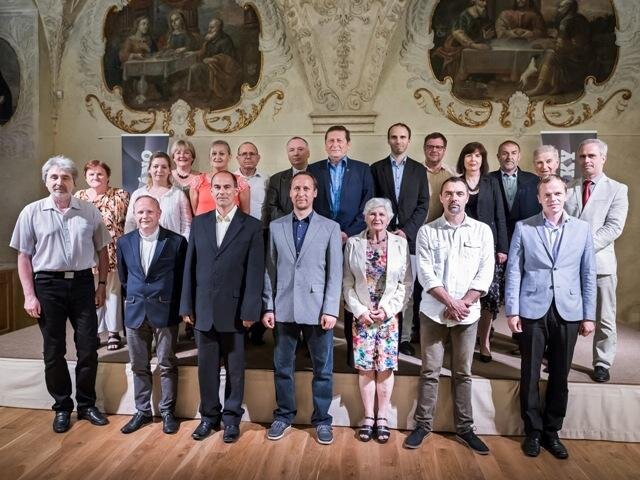 Při společném fotografování se sešli zástupci úspěšných veřejných sbírek.