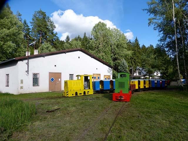 Setkání na Kateřině 2. 9. 2023, nově opravené lokomotivy, zelená BN30 č. 10 a žlutá BN30R č. 6. V pozadí je kulturní památka Dílny Kateřina.