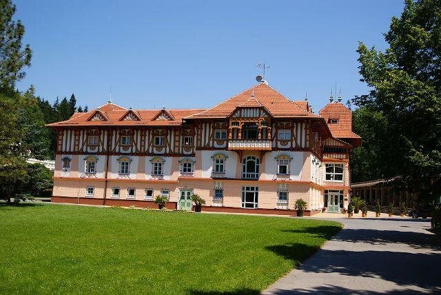 Lázeňský dům byl první Jurkovičovou stavbou v Luhačovicích, dnes nese název po svém staviteli.
