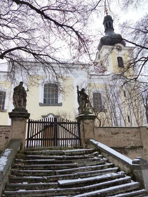 Žinkovský kostel sv. Václava a staré schodiště osazené sochami Lazara Widemana.