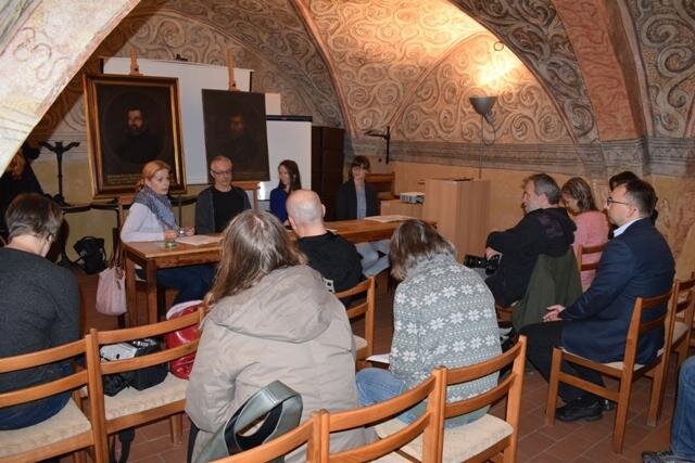 Snímek z tiskové konference, na které byl soubor obrazů představen jako kulturní památka.