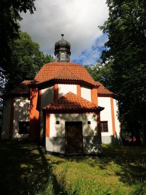 Kaple sv. Antonína v Nihošovicích připomíná spíš menší kostel.