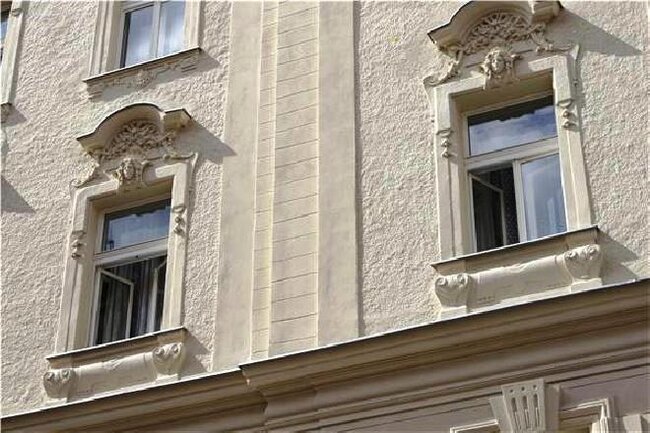 Detail špaletového okna bytového domu ve Staropramenné ulici v Praze.