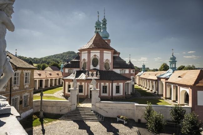 Poesiomat v Horní Polici naleznete v poutním areálu na vyhlídce u vstupní brány se zvonicí.