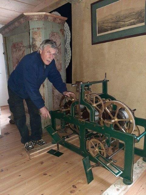 Bohumír Břehovský u instalace hodinového stroje v obnovené hrázděnce v Kraslicích.