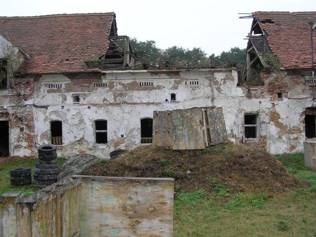 Hlavní hospodářská budova před obnovou v roce 2017