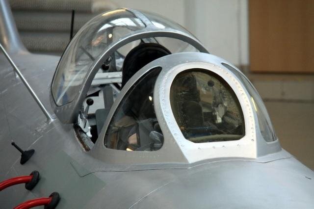 Ve stejném kokpitu létalo mnoho našich vojenských pilotů. 