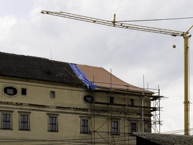 Stavební zásahy vyvrcholily v 80. letech 20. století položením nové nekvalitní krytiny z řezaného šindele.