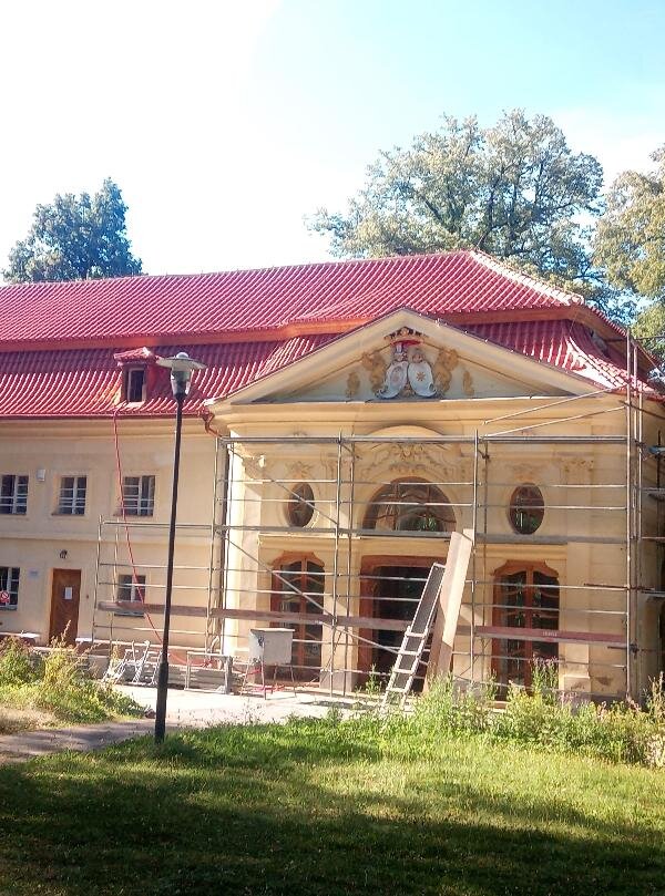 Salla Terena na zámku Smečno, realizace střech od firmy STŘECHY VRŇATA a ŽÁČIK