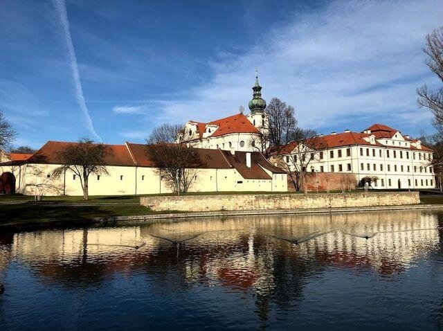 Pivovar Břevnov - pohled na klášterní pivovar s Pivovarským rybníkem