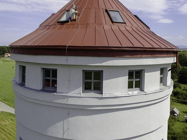 Interiér stavby je komunikačně propojen točitým schodištěm s podestami.