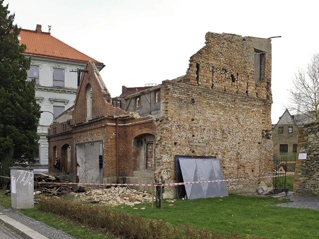 Stavba hospodářského charakteru ukrývající hodnotný pozůstatek městského opevnění hrozila v posledních letech zřícením a nebyla celistvě zachovaná.