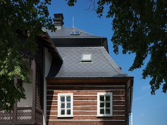 Pohled na střešní plášť s prosvětlovacím prvkem