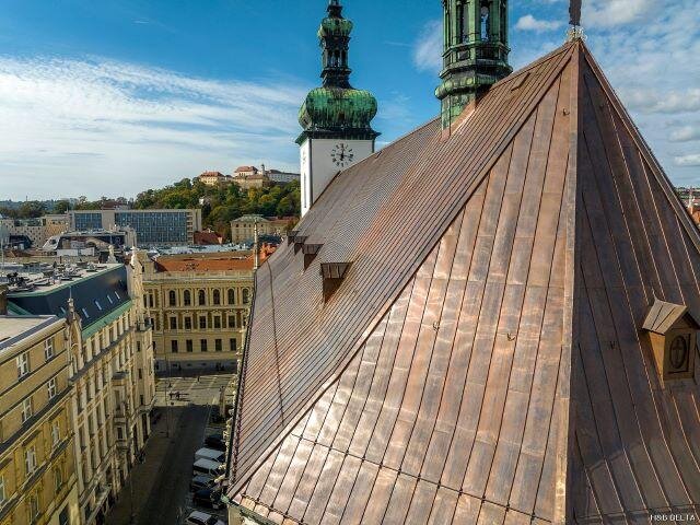 Střešní plášť tvoří falcovaná měděná krytina, které bylo vyměněno 2 500 m². 