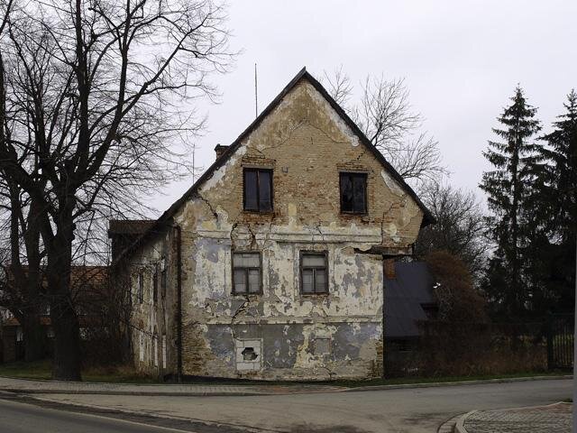 Typologicky jde o zděný patrový objekt obdélného půdorysu se sedlovou střechou.