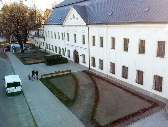 Prostor před valašskomeziříčským zámkem s osázenou vegetací
