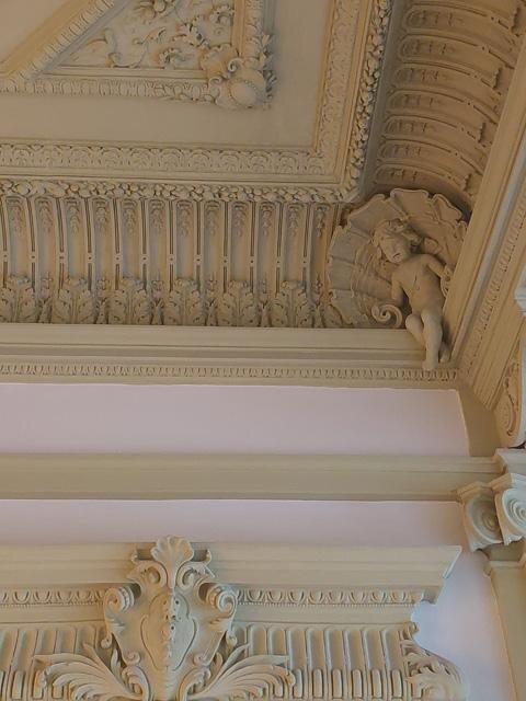 Detail obnovené stropní štukové výzdoby