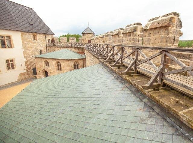 Obnovený ochoz na hradbě