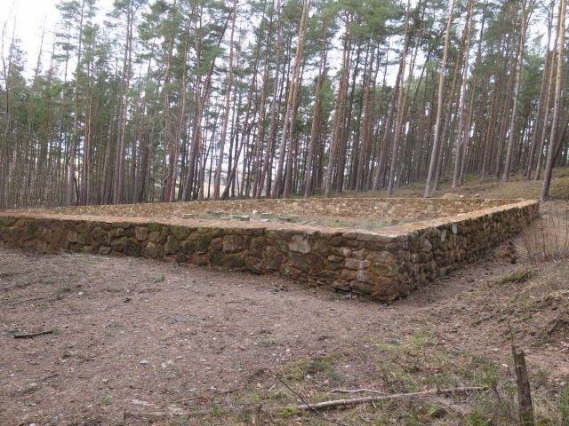 Pohled na židovský hřbitov v Nečtinech s novou zdí