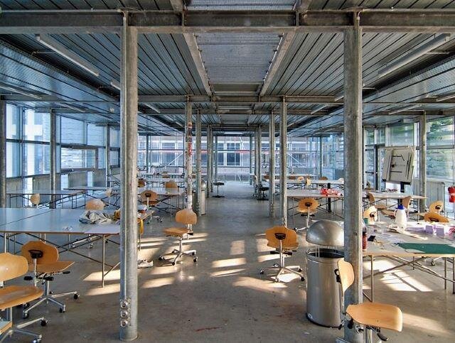 Budova studentských ateliérů Technické univerzity v Cáchách, kterou navrhl Mirko Baum.