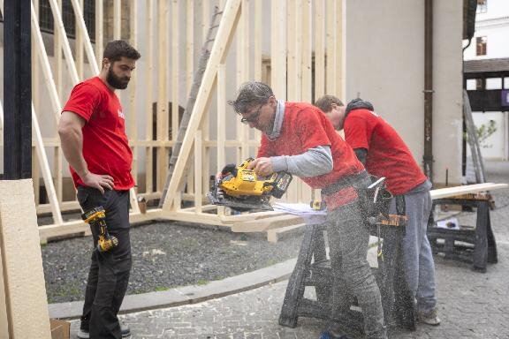 Stavba rámové konstrukce před Betlémskou kaplí v Praze