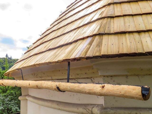 Zakončení střechy s dřevěným okapem