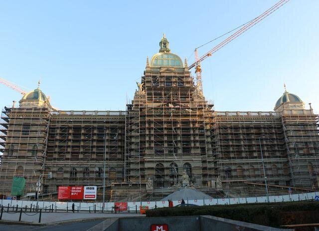 Národní muzeum v době rekonstrukce pod lešením