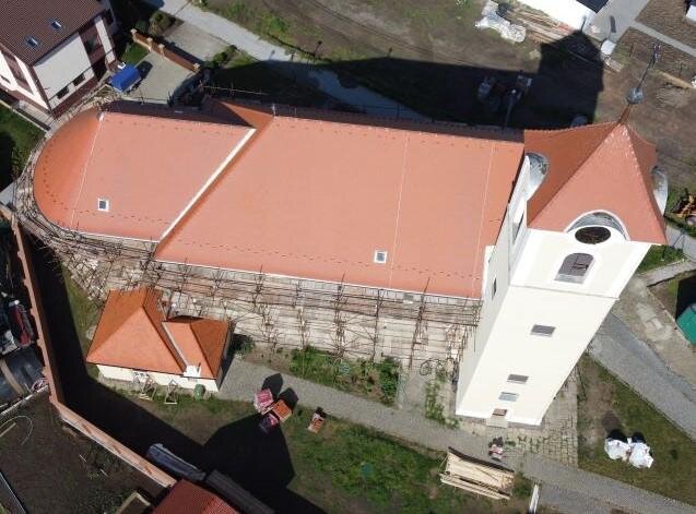 Celkový záběr z dronu na střechy kostela sv. Jakuba 