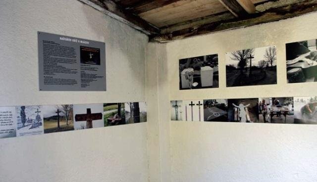 V jejím interiéru byly nainstalovány fotografie dokumentující obnovu kříže.