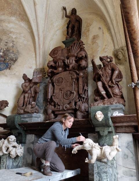 Restaurátorka Vanesa Trostová při práci na hrobce Redernů