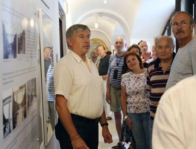 Ředitel Prácheňského muzea Jiří Prášek s hosty vernisáže výstavy Červená nad Vltavou