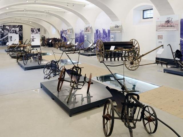 Expozice historických zemědělských strojů