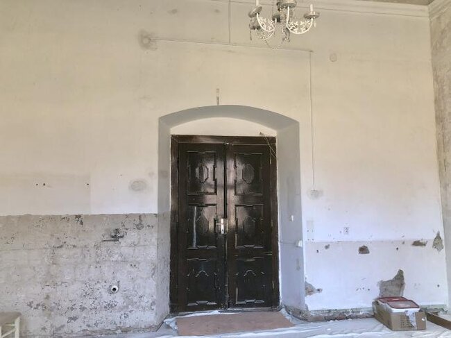 Většina maleb se skrývá pod nátěrem ze 70. let 20. století.
