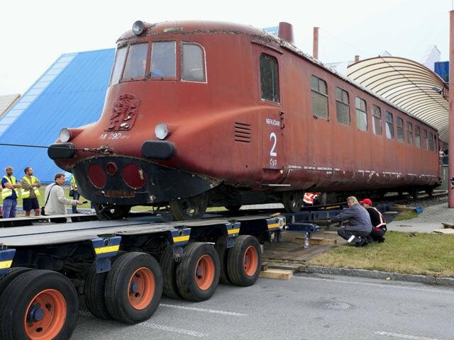 Transport od kopřivnického muzea do haly Českomoravské železniční opravny v Hranicích na Moravě