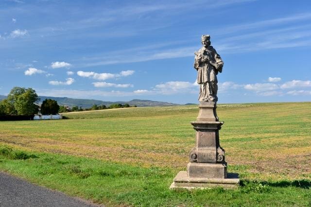Třetí příčka pak patří snímku Vitčice, socha sv. Jana Nepomuckého fotografa Petra Kinšta, kterého na Wikimedii najdeme pod jménem Salim2.     