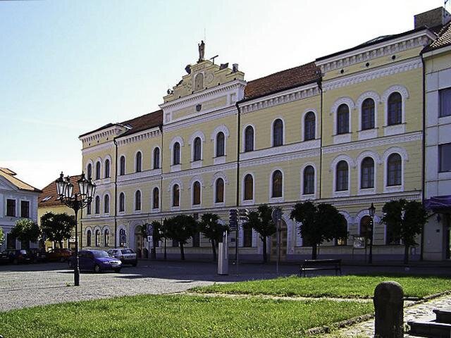 Budova byla postavena podle projektu Julia Spiesse roku 1858 na místě tří měšťanských domů.