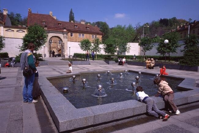Stanice Malostranská, zahradní nádvoří Valdštejnské jízdárny, foto 80. léta