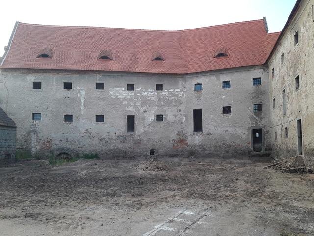 Pohled na památkově chráněnou tvrz