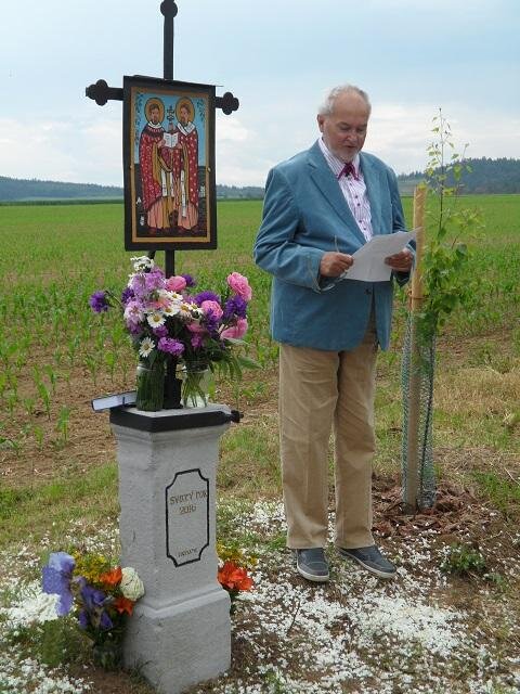 Kříž s obrazem sv. Cyrila a Metoděje v Dolních Lažanech po obnově