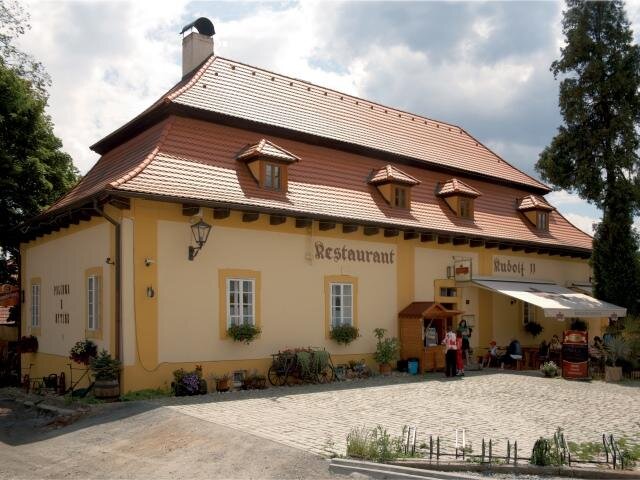 Pálená střešní krytina byla použita například při opravě budovy lovecké restaurace Rudolf II. v Plasích.