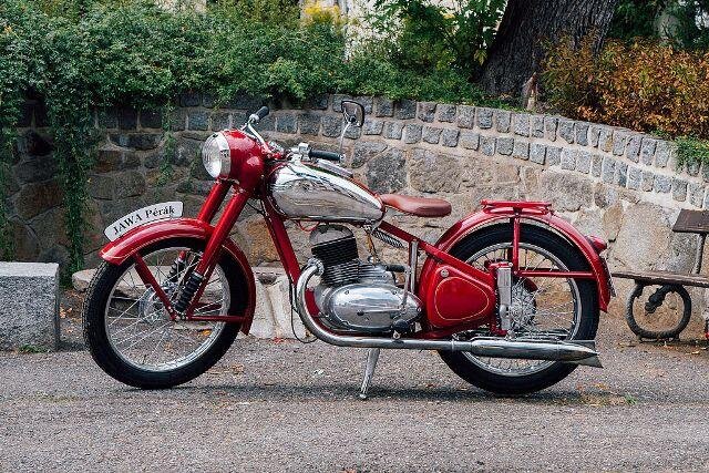 Také motocykl Jawa 250 Pérák byl ve své době používán řidiči celého světa.