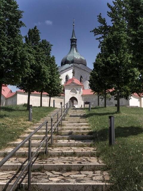K oblíbeným místům patří trasa od zámku k rybníku pod Zelenou horou.