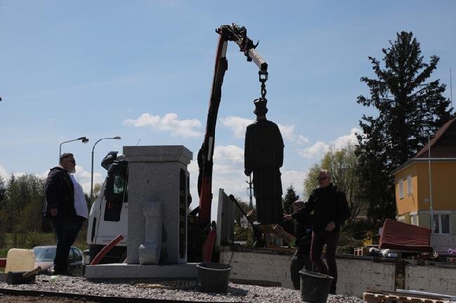Proces umístění sochy