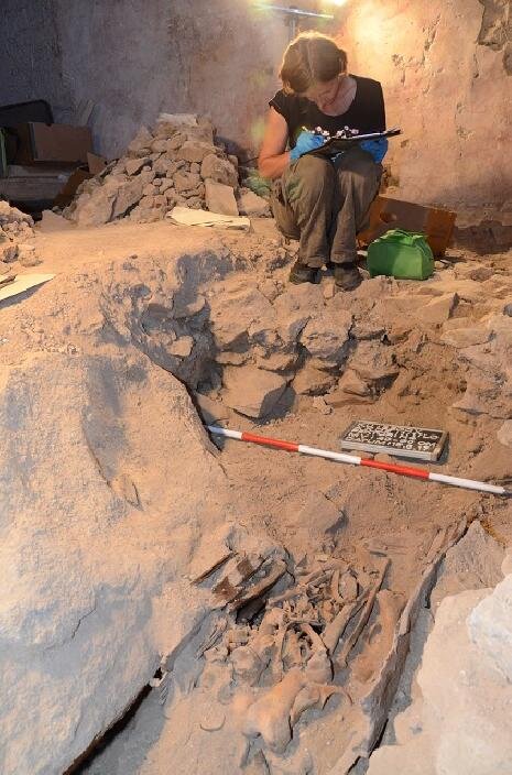 Nalezení kosterních pozůstatků při archeologickém průzkumu kaple