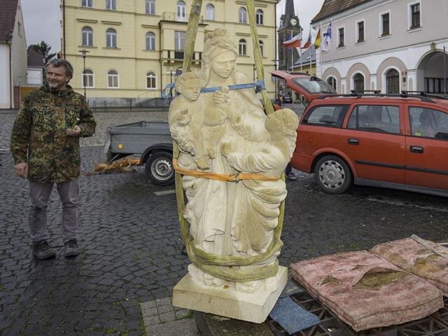 Dílo je zpracovávané ručním sekáním pomocí bodovacího strojku.
