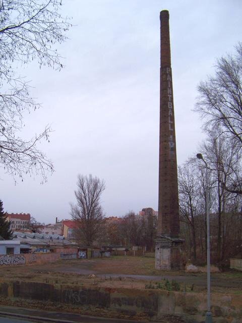 Stav komínu před revitalizací okolního terénu